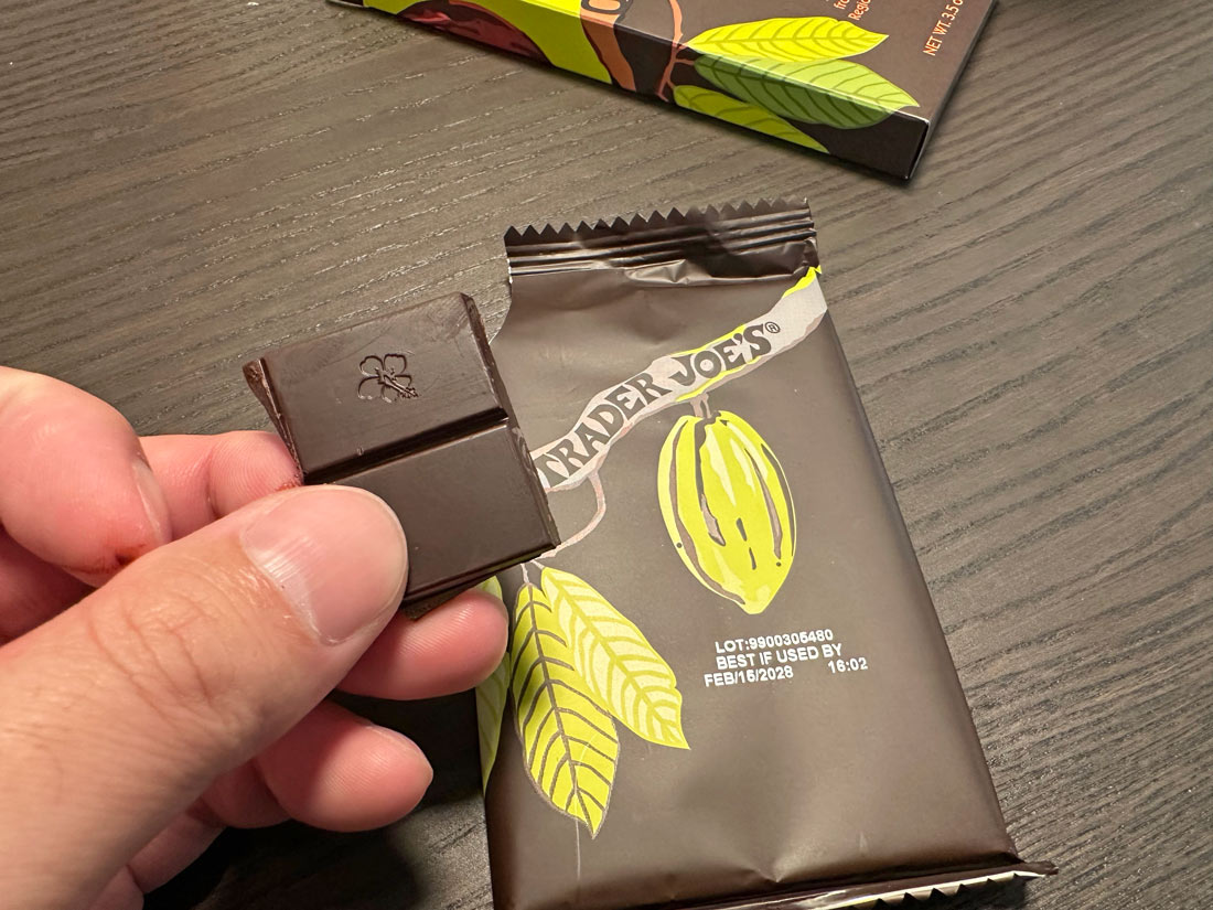 the dARK Chocolate Lover's Chocolate BaR 中身